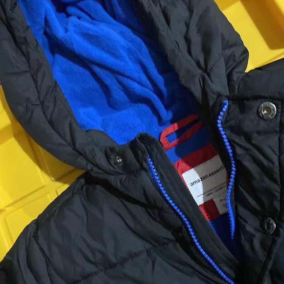 Amazon Essentials' Heavyweight Hooded Puffer Jacket - Picture 9 of 9